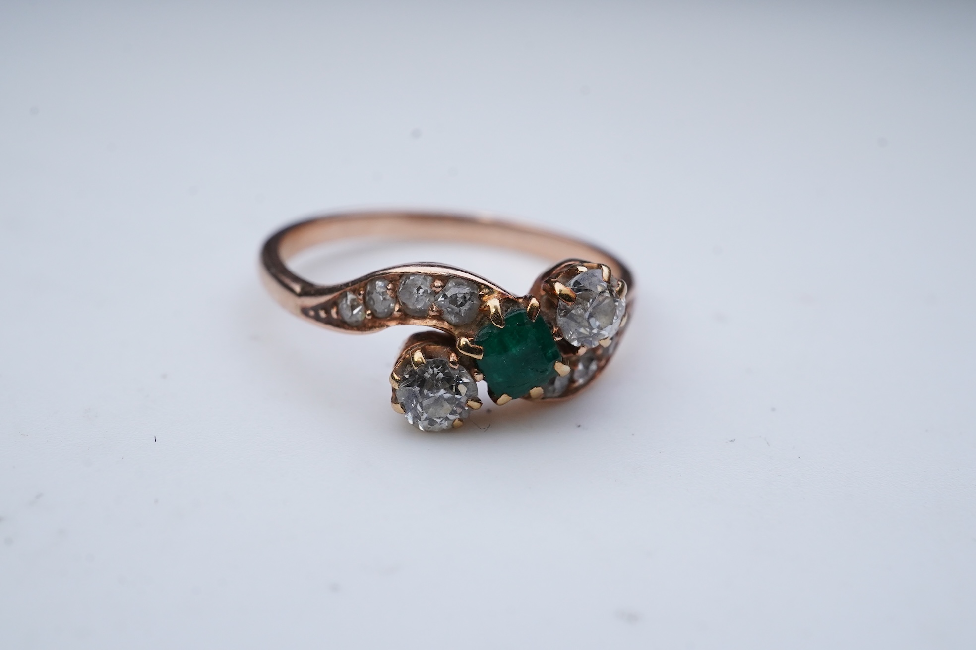 An emerald & diamond ring, early 20th century